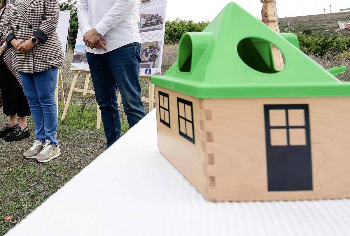 🏠 Esta caja esconde dentro sueños, deseos e ilusión ✨ de personas que luchan y apoyan la inclusión de otras muchas personas. 
🫂 Este ha sido el acto de colocación de la primera piedra del centro de atención a familias de personas con trastornos del #EspectroAutista