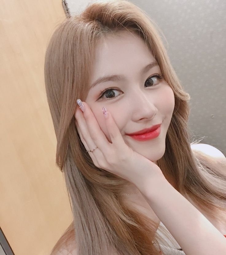 sanapics's tweet photo. it’s literally her thing
OUR SUNSHINE SANA
#BloomingSANAday
#샤샤공주_생일축하해 https://t.co/UWBLWl5Rvy