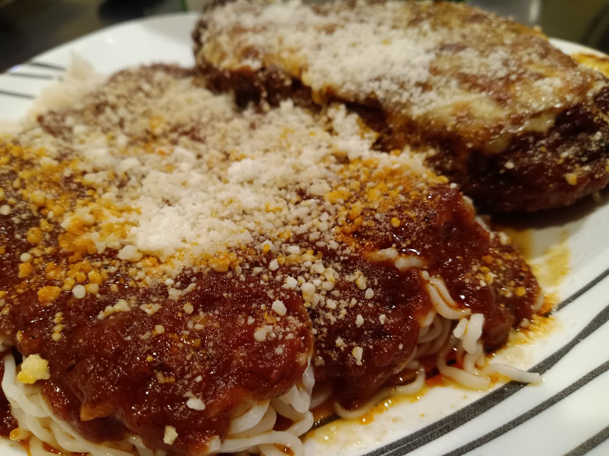 305nomore's tweet photo. I lost 1.1lbs (weight not money) over Christmas Weekend... Hopefully non of you found it. Stuck to me #Keto ways. Chicken Parm using Pork Rinds &amp; @ItsSkinnyPasta 😋 https://t.co/mUcrjloejR