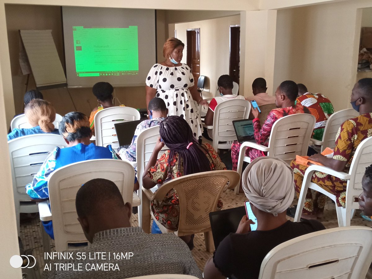 TikadaMariam's tweet photo. 2ème journée de formation ce matin en #CM à l'ANPE Bénin à Porto-Novo. Nous avons abordé essentiellement la maîtrise des réseaux sociaux.
#métierdunumérique #Sobitech #CommunityManager https://t.co/Emsacinpzp