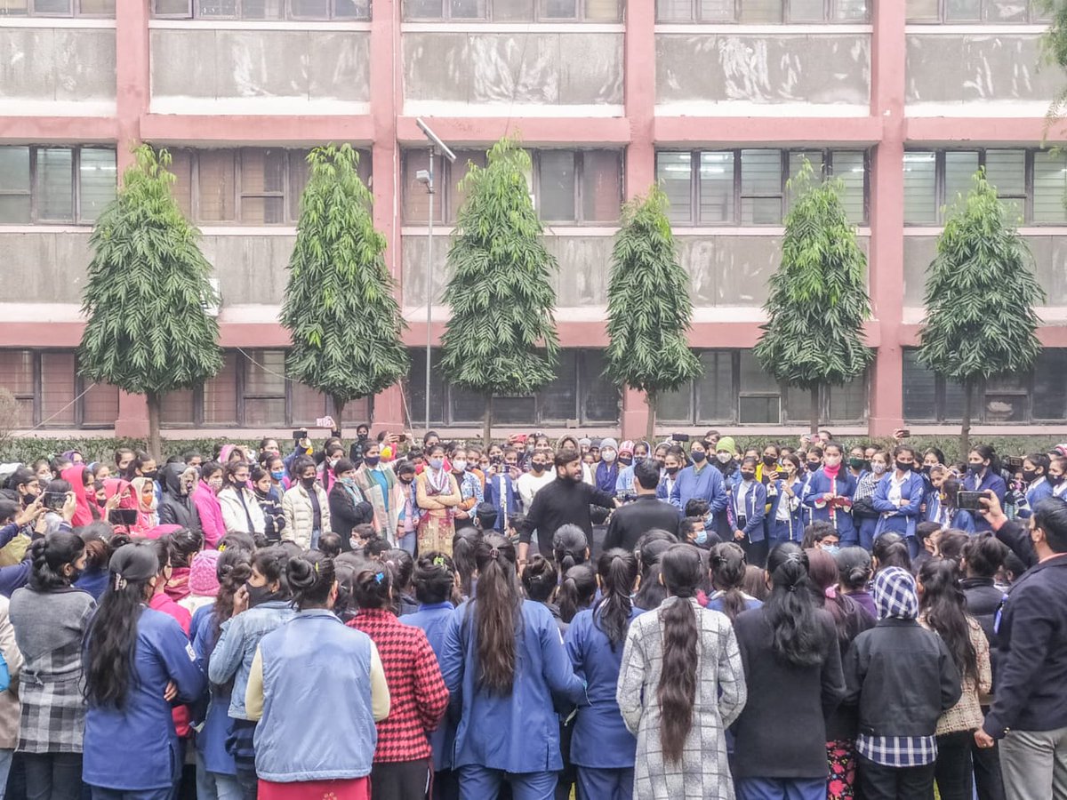 ArvindGaur's tweet photo. Today @AsmitaTheatre  performed Street play Garbage (कूड़ा-कचरा) at Jija Bai Industrial Institute for Women.
Street play creates awareness and sensitize people about cleanliness, recycling &amp; waste plastic management of Garbage. #Garbage #recycling #plasticpollution #plasticwaste https://t.co/nlFAtTsfl3