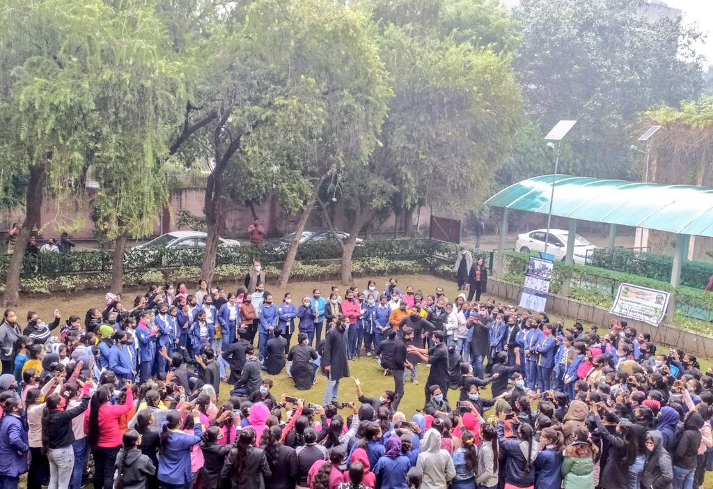 ArvindGaur's tweet photo. Today @AsmitaTheatre  performed Street play Garbage (कूड़ा-कचरा) at Jija Bai Industrial Institute for Women.
Street play creates awareness and sensitize people about cleanliness, recycling &amp; waste plastic management of Garbage. #Garbage #recycling #plasticpollution #plasticwaste https://t.co/nlFAtTsfl3