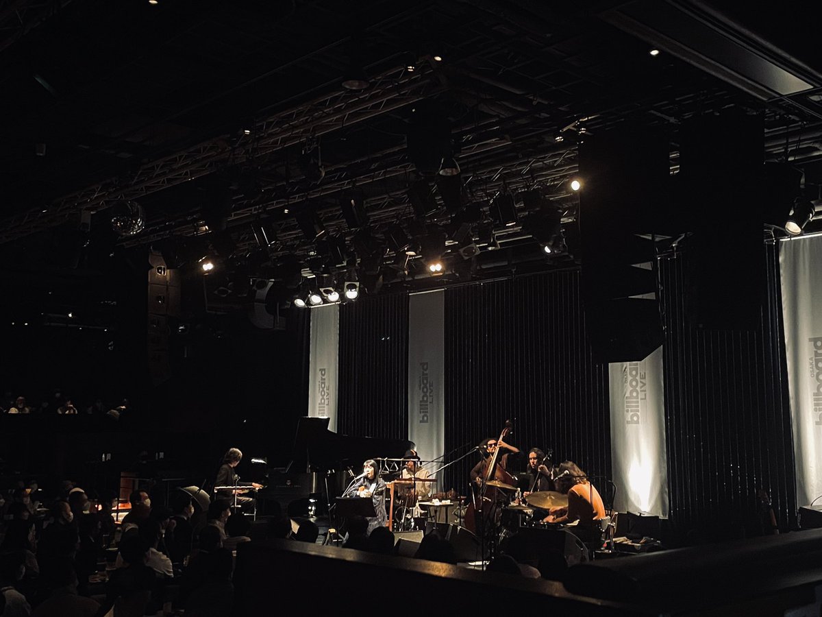 kanekoayanoinfo's tweet photo. 「カネコアヤノ Billboard Liveワンマンショー 2021」大阪公演にお越しいただいた皆様、Billboard Live OSAKAスタッフの皆様ありがとうございました🌟

本年のライブは本日で終了。
いつも楽しいお時間ありがとうございます◎

~special band ~
gt 林宏敏
ba 本村拓磨
dr Bob
per 濱野泰政
pf 永井秀和 https://t.co/VOhC3CL8wQ
