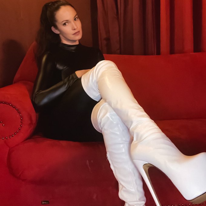 #tuesdayvibe at #derfemdom in #regensdorf Perfect weather today for an indoor - Session! 😈#domina #ladytess