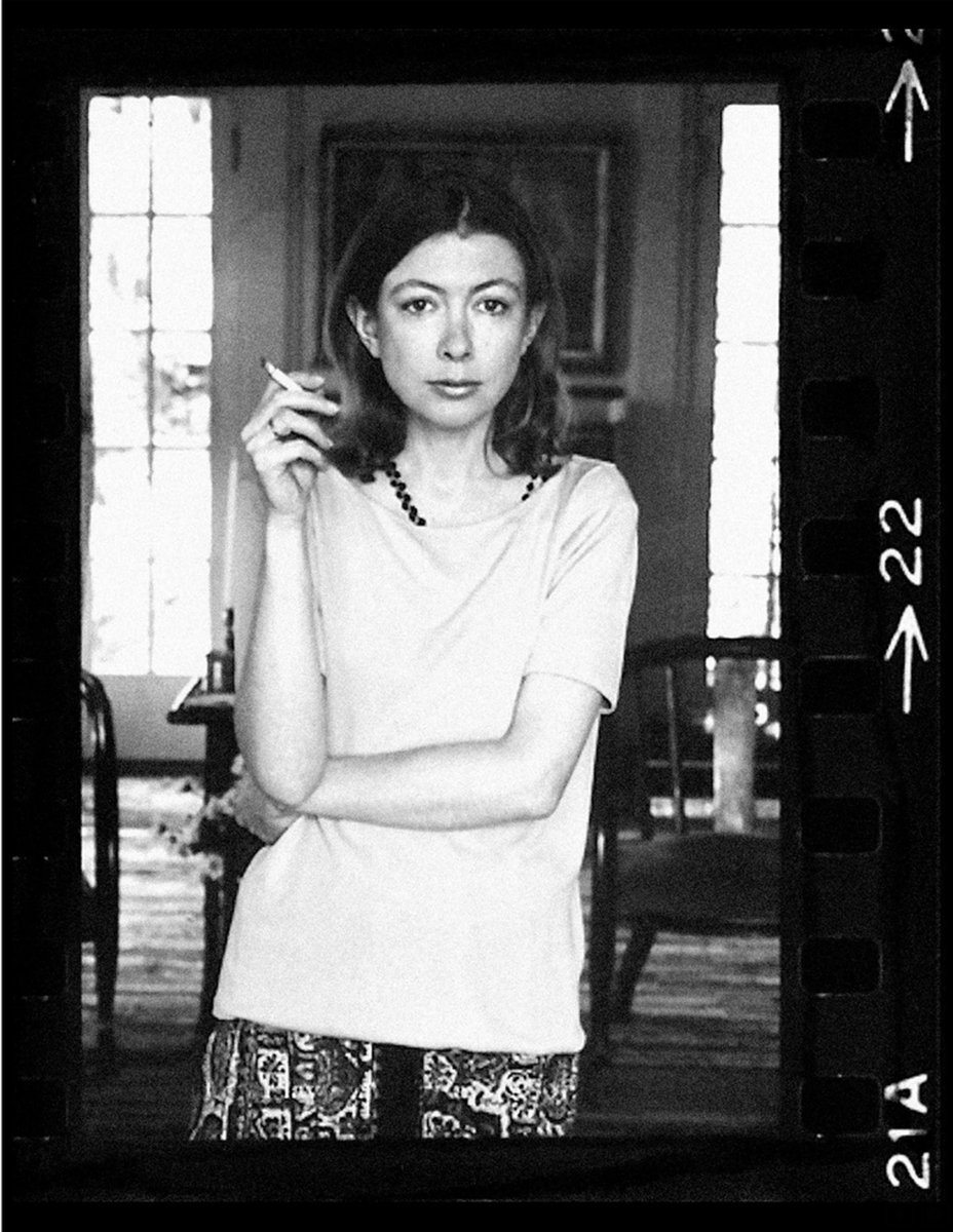 NetflixFR's tweet photo. Icône de la littérature américaine, reporter de légende du mouvement hippie, (re) découvrez l’histoire de la romancière américaine Joan Didion à travers un documentaire intime réalisé par son neveu.

Joan Didion : Le centre ne tiendra pas, est toujours dispo. 🖤 https://t.co/MHjaA8AY0f