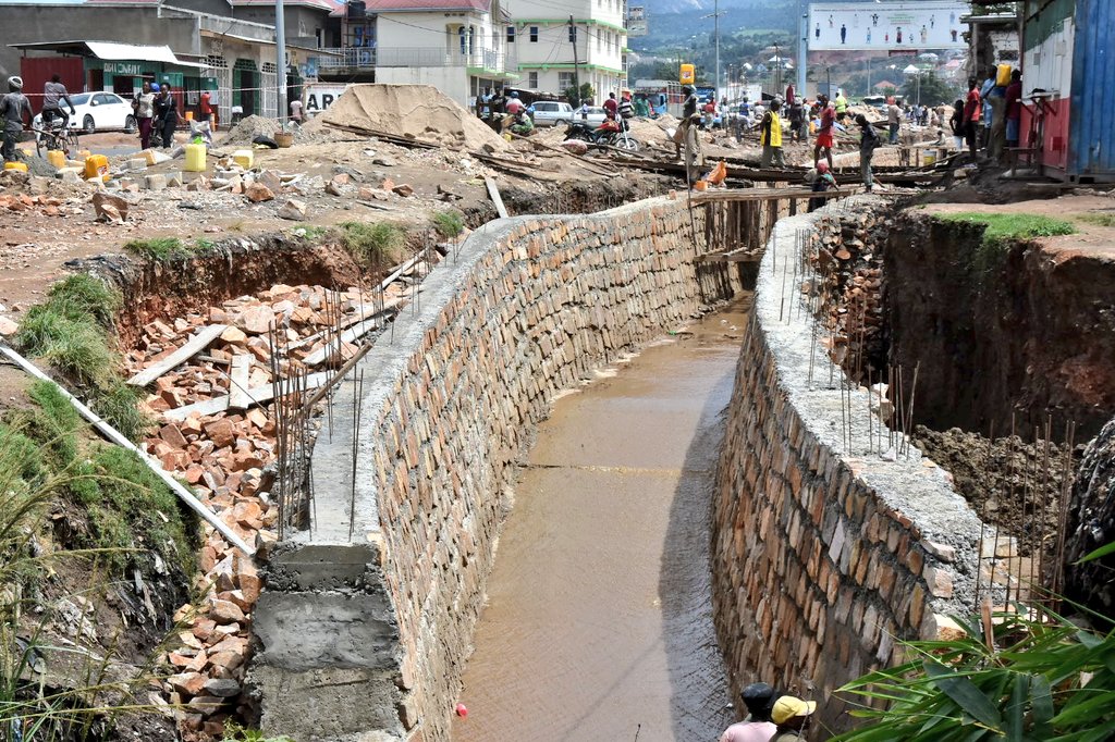T_argos's tweet photo. #Burundi: Le Directeur gĂ©nĂ©ral de lâ@ARBurundi a passĂ© en zone Kamenge pour superviser le chantier de construction du caniveau Ă cĂŽtĂ© de la #RN1 qui servira dâun rempart contre les eaux de ruissellement qui menaçaient cette route et les habitations environnantes.
#ARB #ARGOSTV https://t.co/XWoccz4JfR