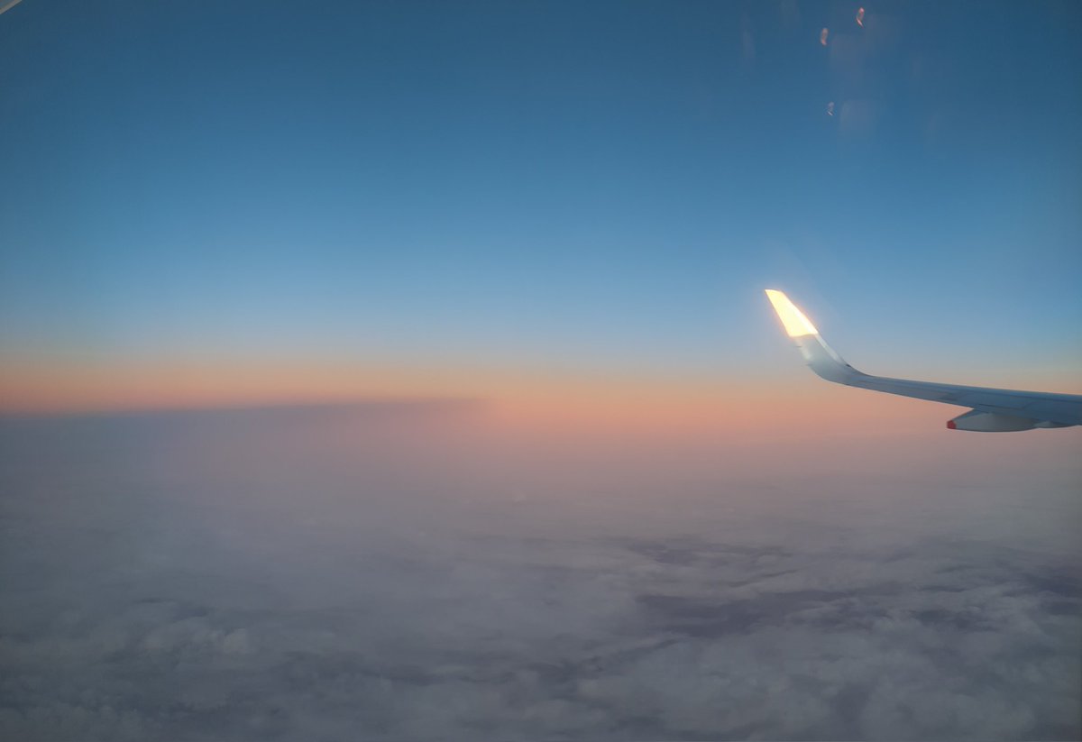 Oskar_Brennan's tweet photo. Flying east towards day from night this morning, escaping Earth's shadow! 😄 #earth #earthsshadow #aeroplane #airplane #view #space @ScottDuncanWX @British_Airways @nasa @UKWX_ https://t.co/ZnXhLfxdwh