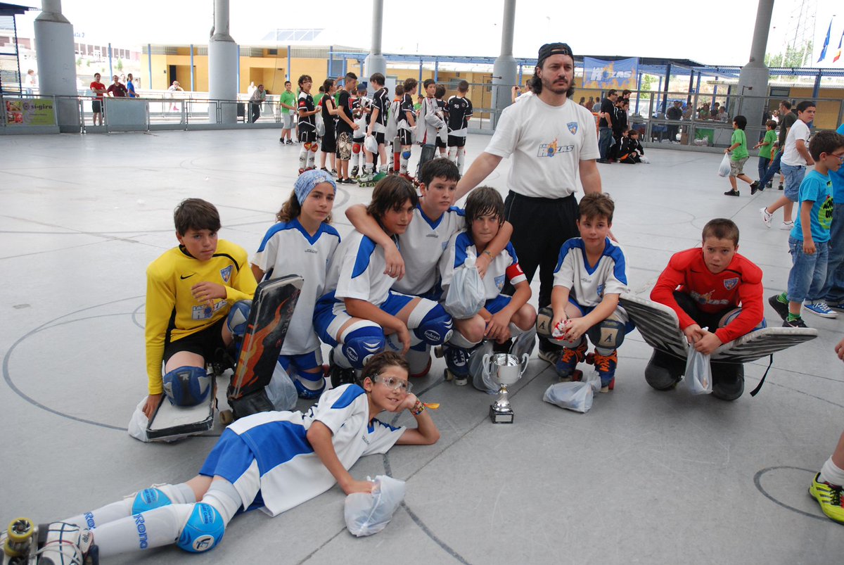 cplasrozas's tweet photo. Hoy 28 de diciembre de 2021 ha muerto Fernando Merinero Cerró.
El Club Patín Las Rozas está donde está, gracias a ti Fer. Hoy tenemos un motivo más para “no dejar que la llama se apague”.
Gracias Fer, por todo. Siempre estarás entre nosotros.
#CNTVAQ 💙💙💙 https://t.co/9R4nv3wzID
