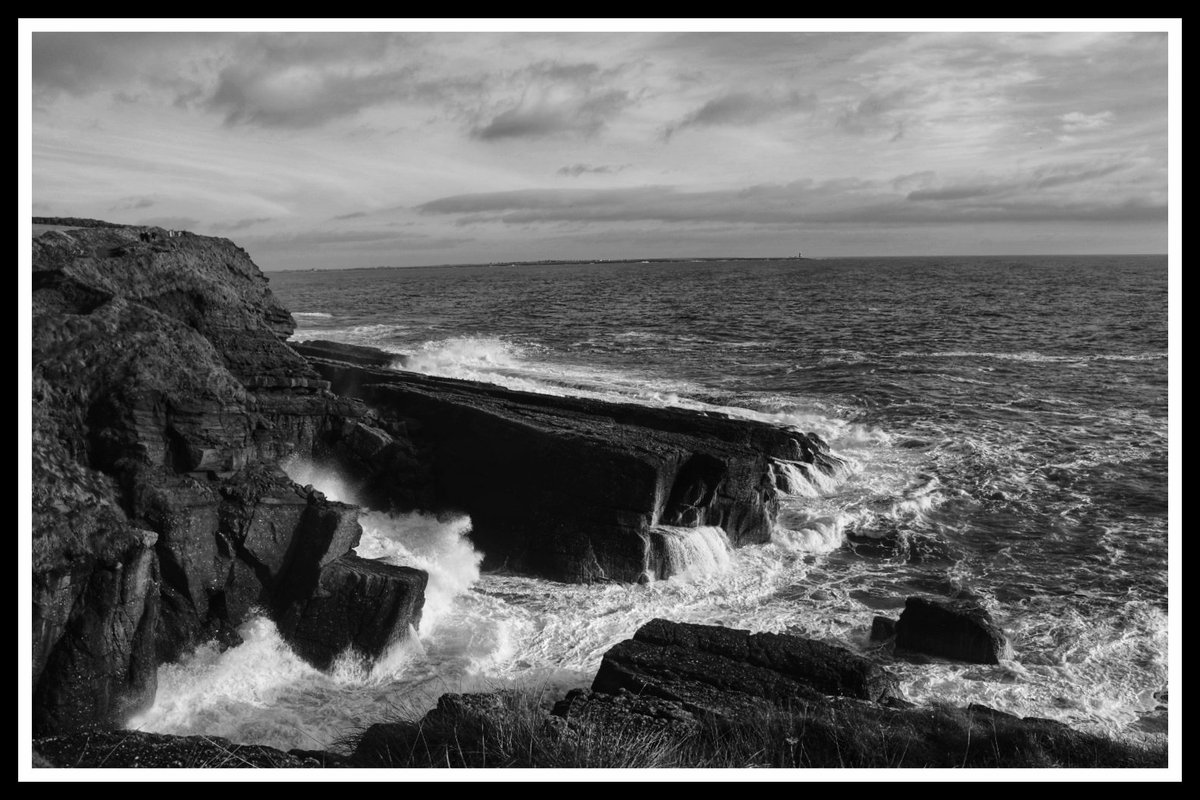 Parishpolitics's tweet photo. Crowds out enjoying the #DunmoreEast Coastal Walk today #SteepCliffs #HeavySeas #blackandwhitephotography #Waterford #Ireland https://t.co/2xkzMsl1Cb