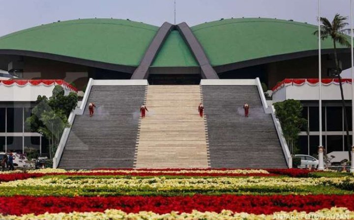 NenkMonica's tweet photo. Apakah anda setuju jika Gedung ini dijual utk mensubsidi rakyat yg terkena imbas penghapusan Premium dan Pertalite krn di duga di gedung ini sudah tdk ada "Tanda² Kehidupan" ???
Yg Setuju silahkan LIKE atau RETWEET !!! https://t.co/EItLBEQvjB