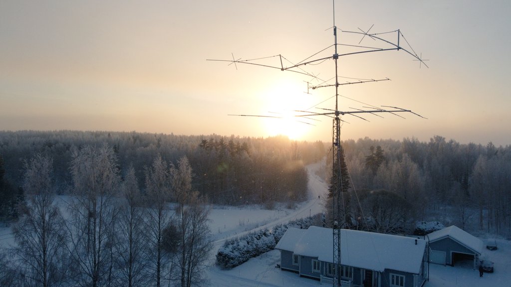 mikaelnou's tweet image. More wintry antenna tower photos. Because why not? 🌨️

From top to bottom:
- Diamond X-510N (vertical)
- Cushcraft 40-2CD
- 9-element yagi for 2m band
- Hy-Gain TH-7DX

#hamradio #hamr #radioamateur #amateurradio #antenna #antennatower