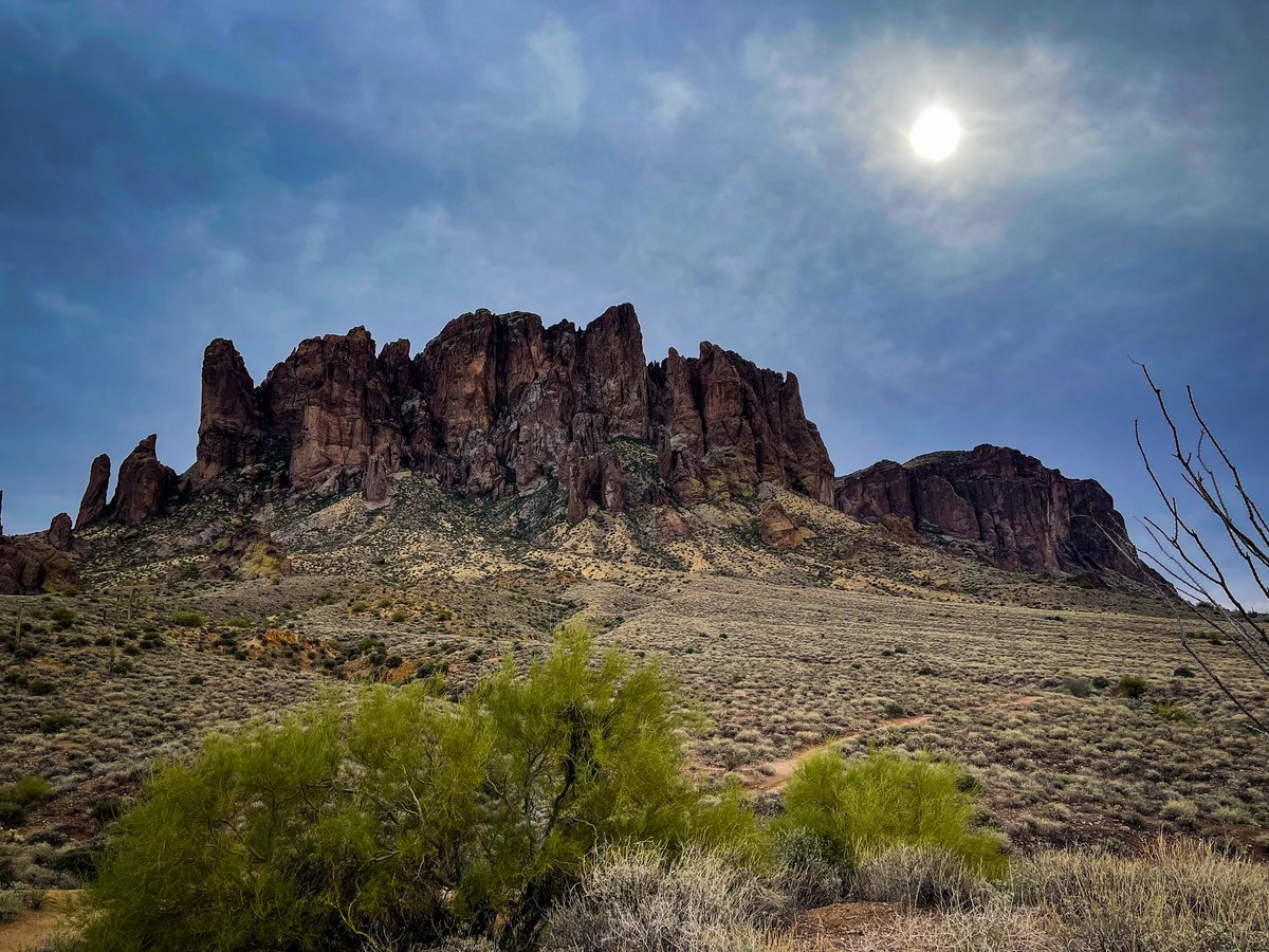 KarinaMay's tweet photo. Superstition Mountains, Arizona. #hiking #superstitionmointains #vacation #shotoniphone #nature #NaturePhotography #TwitterNatureCommunity #arizonaphotography #arizona https://t.co/6VUydykmWZ