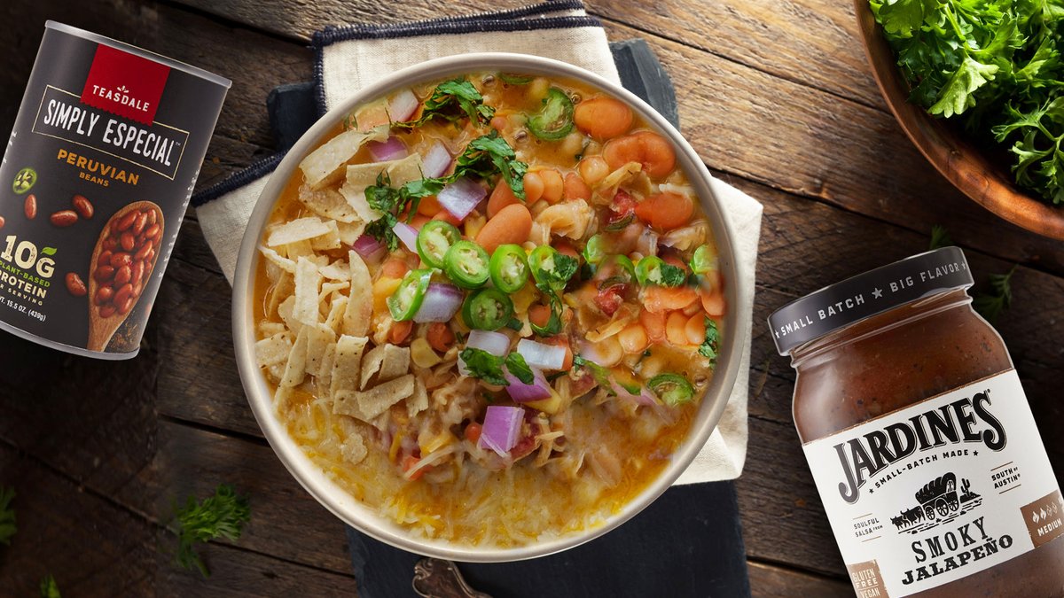 SimplyEspecial's tweet photo. The holidays are all about bringing the family together and that’s what we’re doing with this hearty white bean #chili featuring Teasdale #SimplyEspecial Peruvian Beans and Jardines Smoky Jalapeno Salsa! https://t.co/371g9Vt1TD. https://t.co/gVzuBl409e