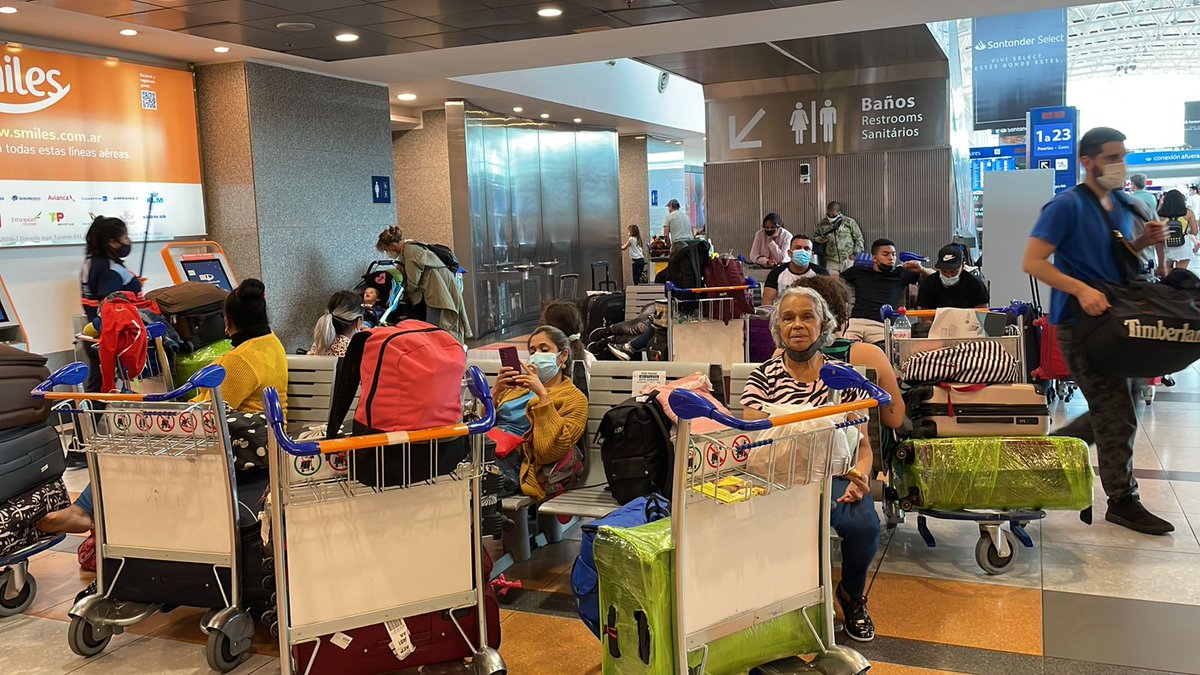 TVVnoticias's tweet photo. #28Dic Más de 300 venezolanos en #Argentina se encuentran varados en el Aeropuerto Internacional de Ezeiza, luego que #Conviasa cancelara los vuelos desde hace más de 12 horas sin dar respuesta de lo ocurrido. #TVVNoticias #TVV https://t.co/DEUGWvHv9o