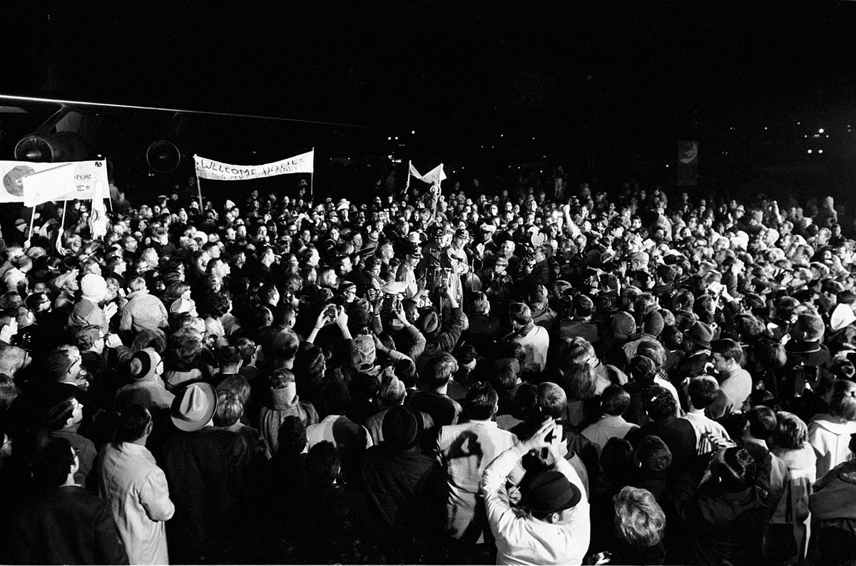 contactlight69's tweet photo. #Apollo8 astronauts return to Houston after their mission
#Firsttothemoon
A crew of more than 2,000 people were on hand at Ellington Air Force Base to welcome the members of the Apollo 8 crew back home.
December 29, 1968
https://t.co/c3jCbUQFcO
https://t.co/38OK3ZphGJ https://t.co/oj9elgRYuV