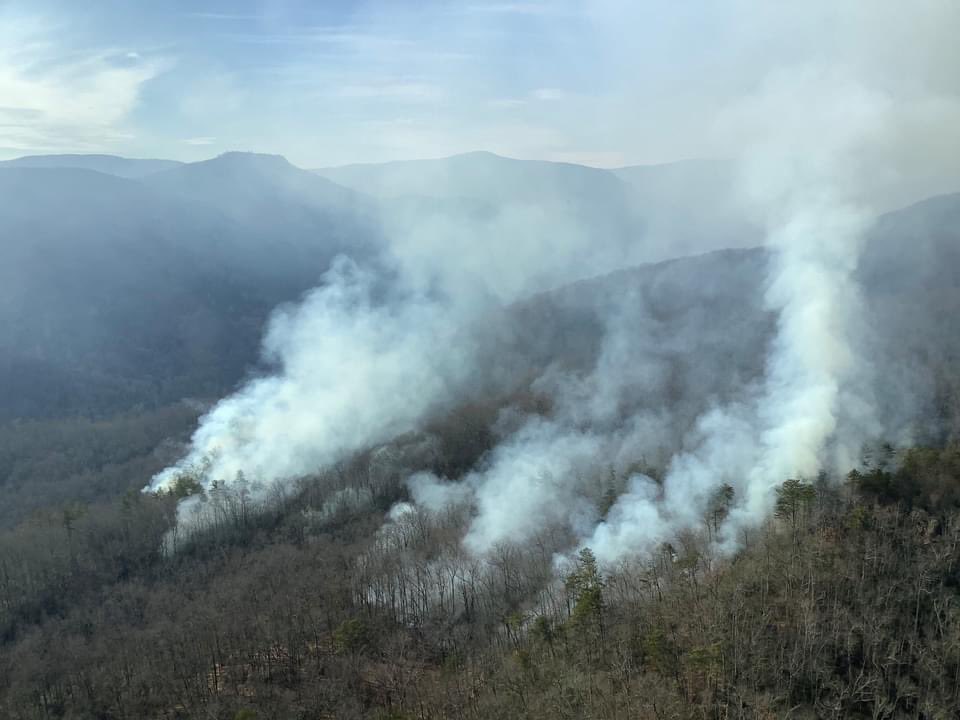ScottyPowellWX's tweet photo. AM update on #LostCove fire in Avery Co. Currently 700 acres have burned. 20% containment.  occurring in the Wilson Creek watershed in Avery Co. No homes/structures are in danger at this time. Widespread rain this weekend should help. #ncwx @NFsNCarolina 
📸 - Kenny Frick USFS https://t.co/vYJJp02CMe