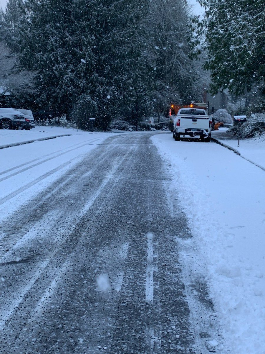 TigardOR's tweet photo. These photos were taken courtesy of our hard-at-work Public Works Crews. Before and after!
Thank you 🙏🏾 
https://t.co/sFujgliHwk 
#Tigard #Oregonsnow #ThankYou #PublicWorks https://t.co/XMOWox6HP8