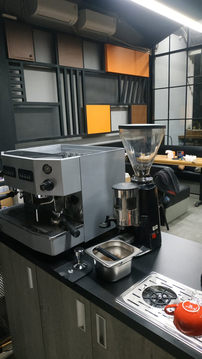 edwardbotx's tweet photo. Jauh merindu, dekat membisu.

Ngopi dulu Bosku.. https://t.co/asxSBe22EU