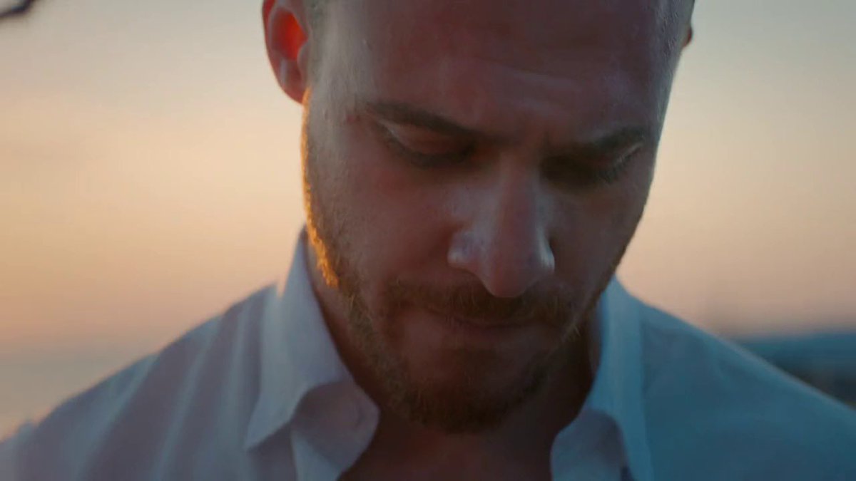bevllisario's tweet photo. “L’amore non è quello descritto nelle favole. L’amore fa male, l’amore ferisce… ma poi arriva quel momento in cui ci credi ancora […] Per favore non perdere la speranza, e se questo ti sembra un errore,allora ti prego sbagliamo insieme…” 

QUESTA. SCENA. Sanem🥺#LoveIsInTheAir https://t.co/ultW9TCoQo