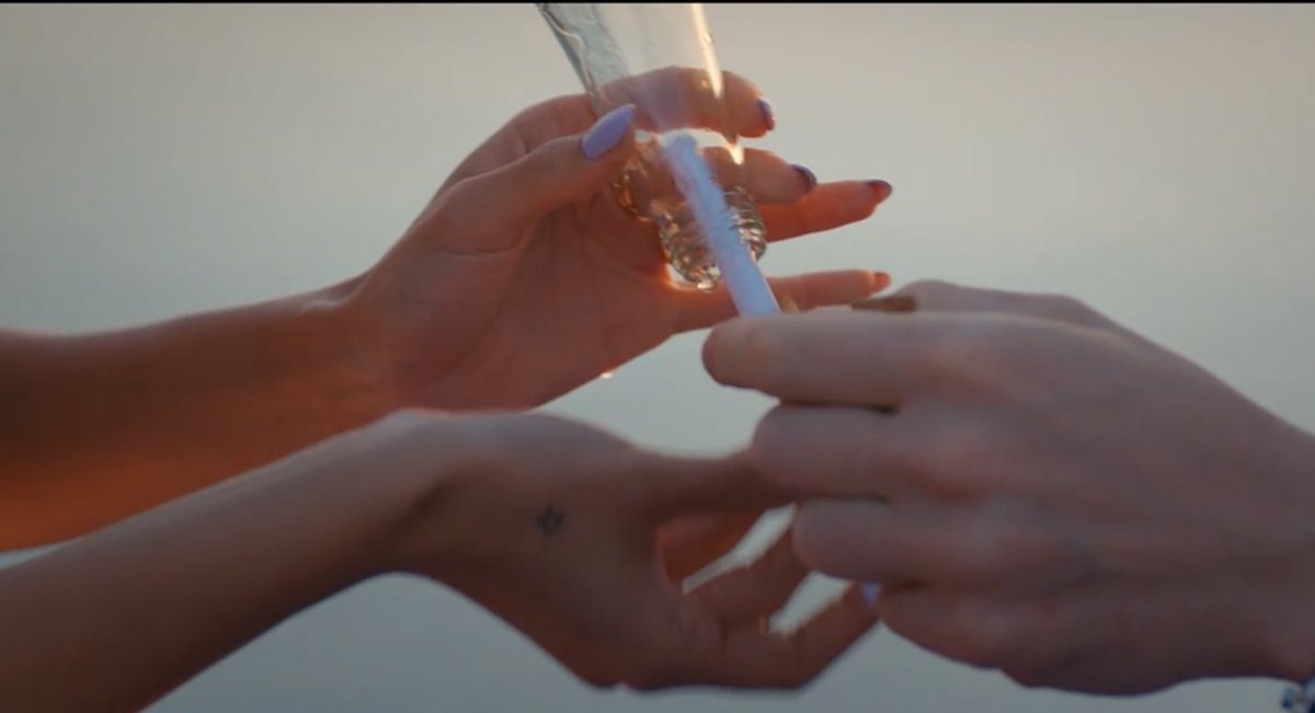 bevllisario's tweet photo. “L’amore non è quello descritto nelle favole. L’amore fa male, l’amore ferisce… ma poi arriva quel momento in cui ci credi ancora […] Per favore non perdere la speranza, e se questo ti sembra un errore,allora ti prego sbagliamo insieme…” 

QUESTA. SCENA. Sanem🥺#LoveIsInTheAir https://t.co/ultW9TCoQo
