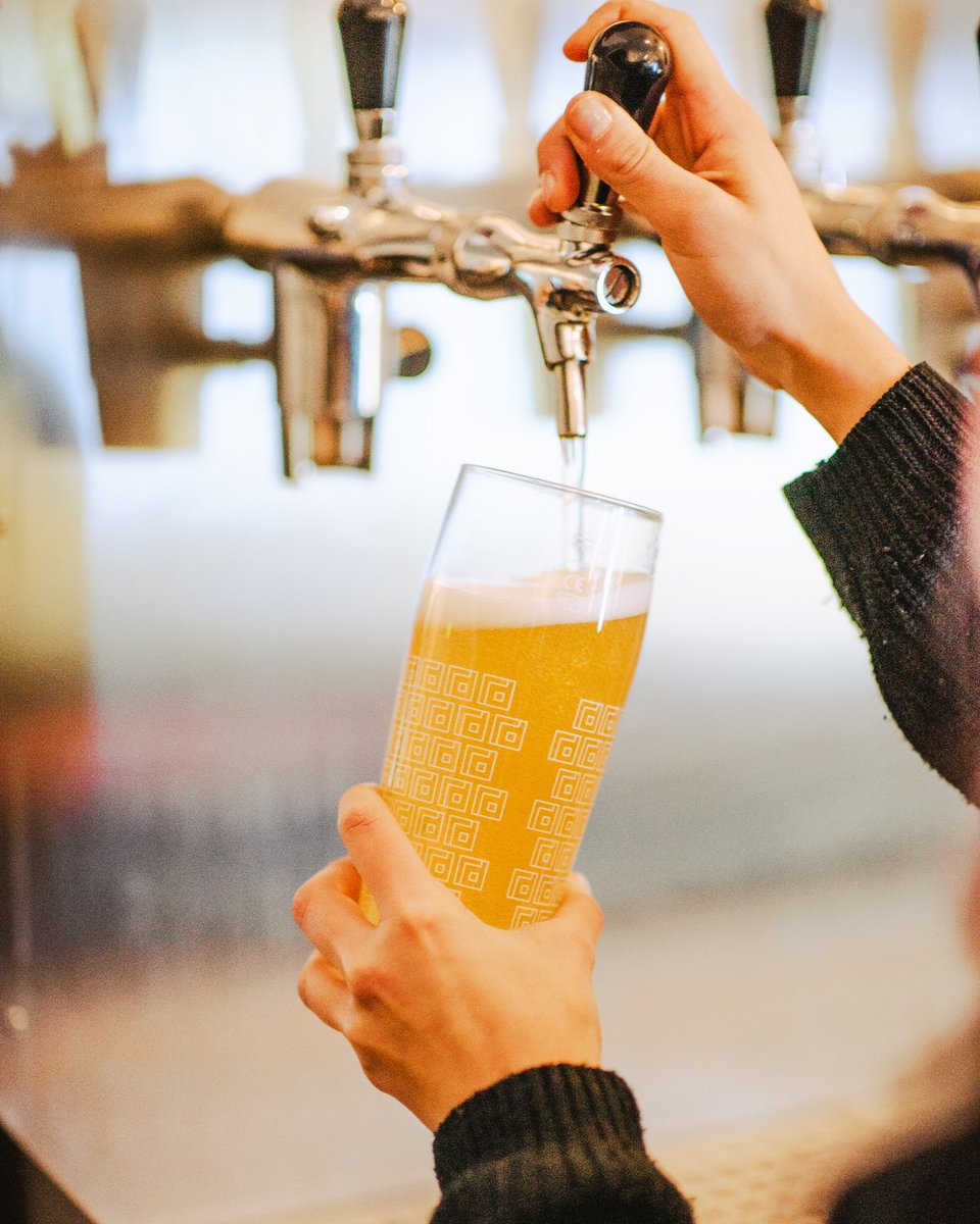 RealDrinks_ltd's tweet photo. Fancy a tipple in our taproom? Our Maida Vale and Notting Hill shops are open for a cosy drink in should you fancy. Here we have Ilaria expertly pouring a pint of something juicy and hazy just before Christmas began 😍🍻
#realdrinks #craftbeer #beerme https://t.co/c69CsANodX