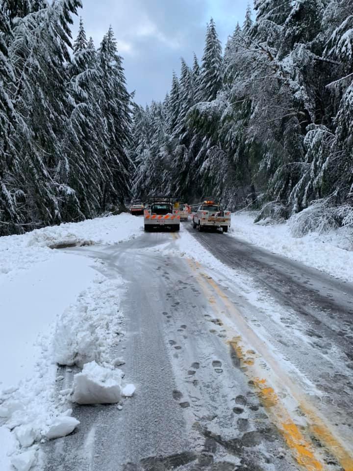 CaltransD2's tweet photo. STATE ROUTE 299 UPDATE: State Route 299 remains closed from Burnt Ranch to 4.4 miles east of Salyer as well as from the junction with State Route 96 North to Buckley Road due to storm damage. (PART 1)

📸: @CaltransDist1 crews on Monday, December 27. https://t.co/MP68LBYeRI