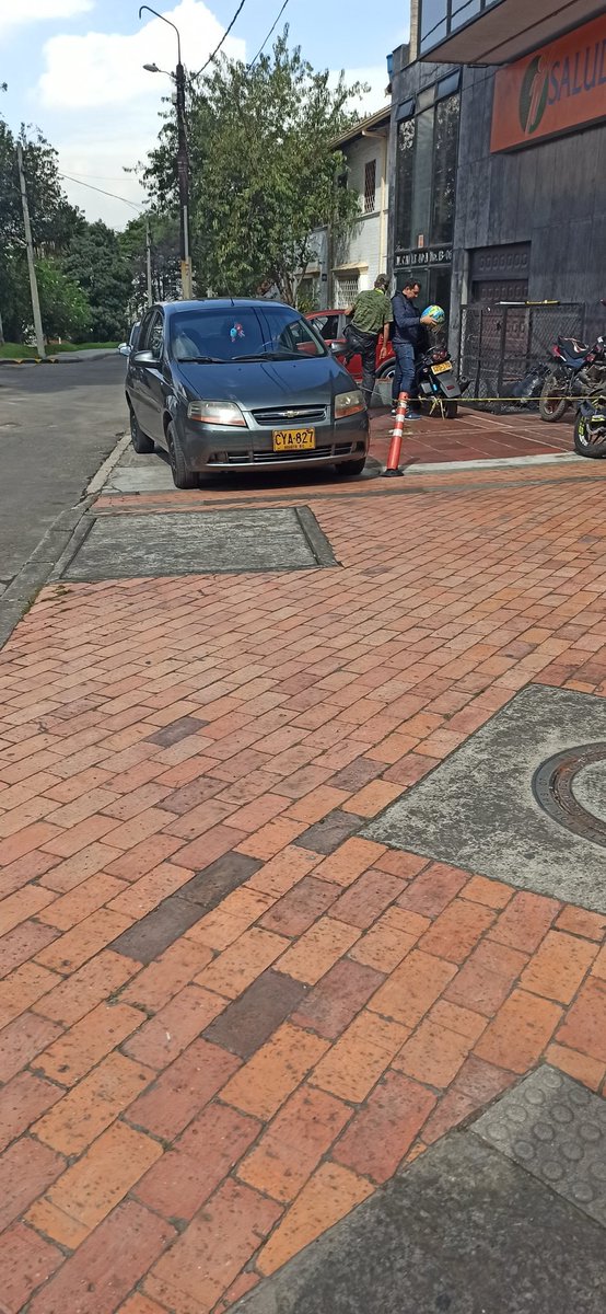 ViziondCiudad's tweet image. No hay autoridad!! 
Estos vehículos están exactamente al frente de la estación de policía de Teusaquillo
¿Si la policía no hace lo que tiene que hacer por obligación constitucional, a quien recurren los ciudadanos?
Ahora que los casos van en preocupante aumento