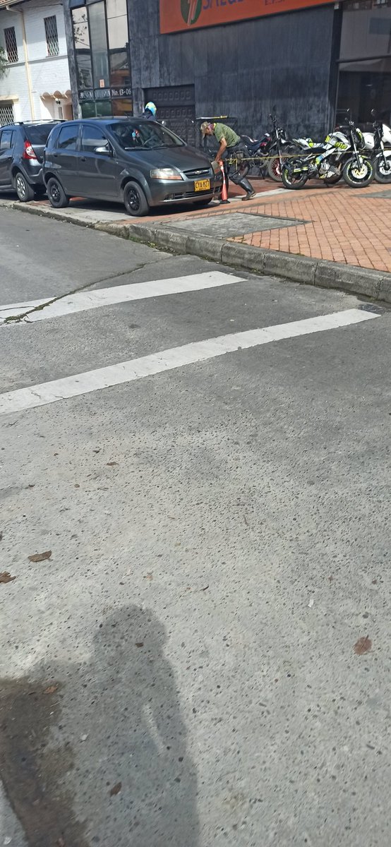 ViziondCiudad's tweet image. No hay autoridad!! 
Estos vehículos están exactamente al frente de la estación de policía de Teusaquillo
¿Si la policía no hace lo que tiene que hacer por obligación constitucional, a quien recurren los ciudadanos?
Ahora que los casos van en preocupante aumento