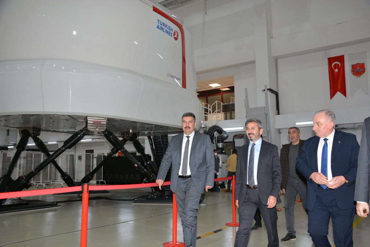 Geliştirdiği, ürettiği ve kullanıma sunduğu projelerle bir diğer milli gurur kaynağımız <a href="/HAVELSANResmi/">HAVELSAN</a>'dayız. Havelsan Genel Müdürü  Sn.Mehmet Akif Nacar eşliğinde yerli üretim savunma gücümüzü yerinde inceleme olanağı bulduk. Kendilerine teşekkür ediyorum.