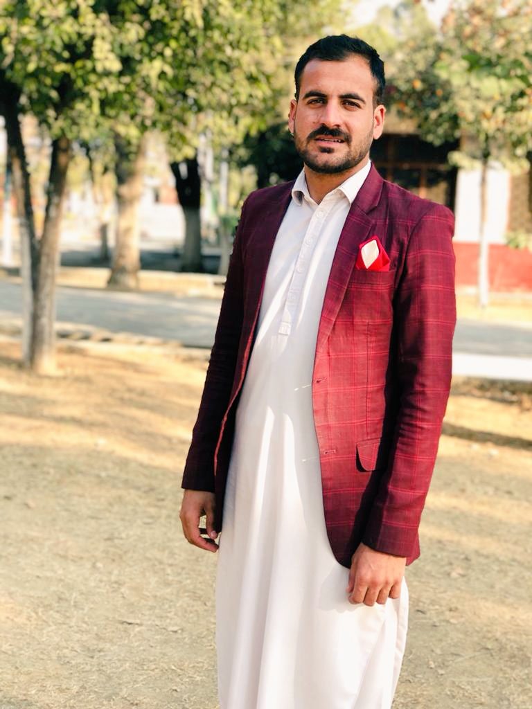MudassirAbbbass's tweet photo. یار په ایېنه کښې پسرلے زرغونولے شو 
سوال زما دهٔ زړهٔ چې پکښې راغلے اشنا غلے شو

تهٔ څه ورته راغلې دهٔ دنیا هم ورته مخه شوه 
زړهٔ خو حمزه وړوکے کور وو خو اوس کلے شو 

#Hamza_baba https://t.co/xrSrRIUPi6