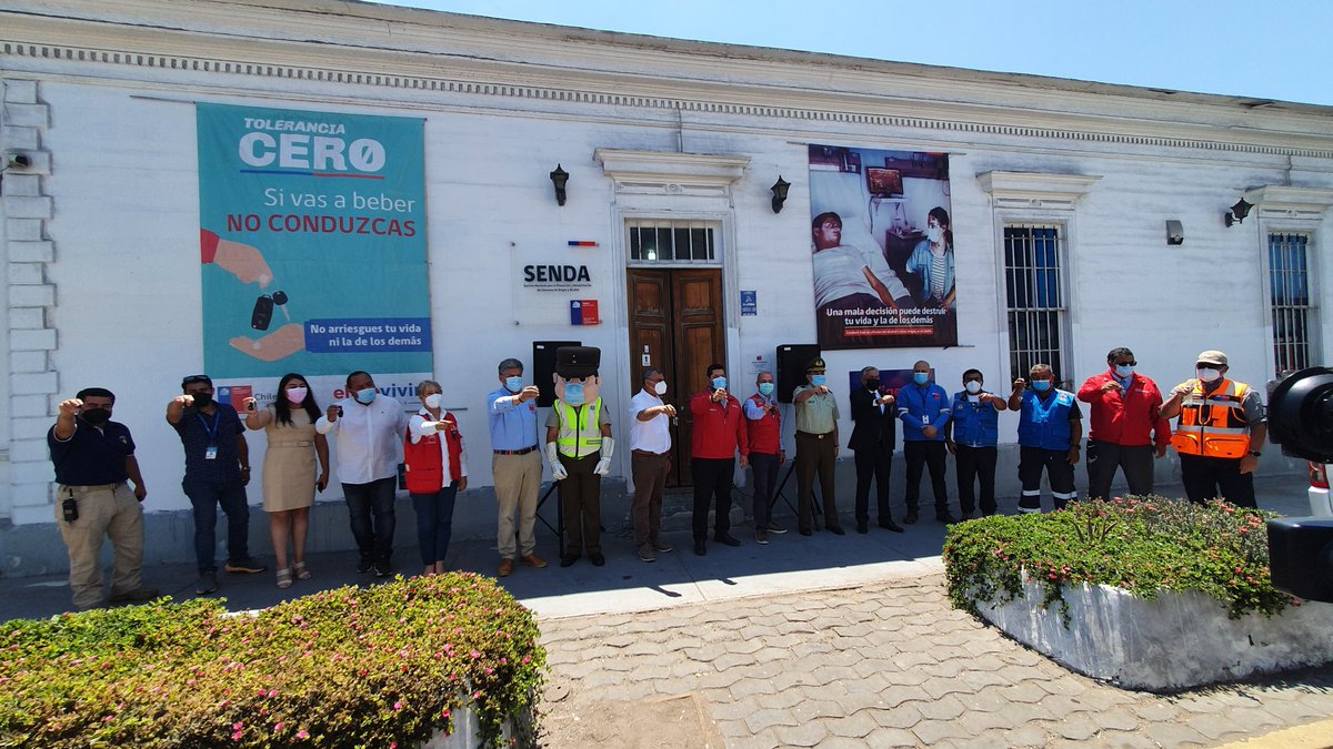 Senda_Tarapaca's tweet photo. Con el tradicional "Pasa las llaves" nuestro director  @C_Jimenez_G_ junto a autoridades locales hacen un llamado a pasar estas fiestas de fin de año con responsabilidad.

 Cuida tu vida y la de los demás 🤗
#YoElijobien 
#ElÚltimoCarrete https://t.co/e5OMNet7Xe