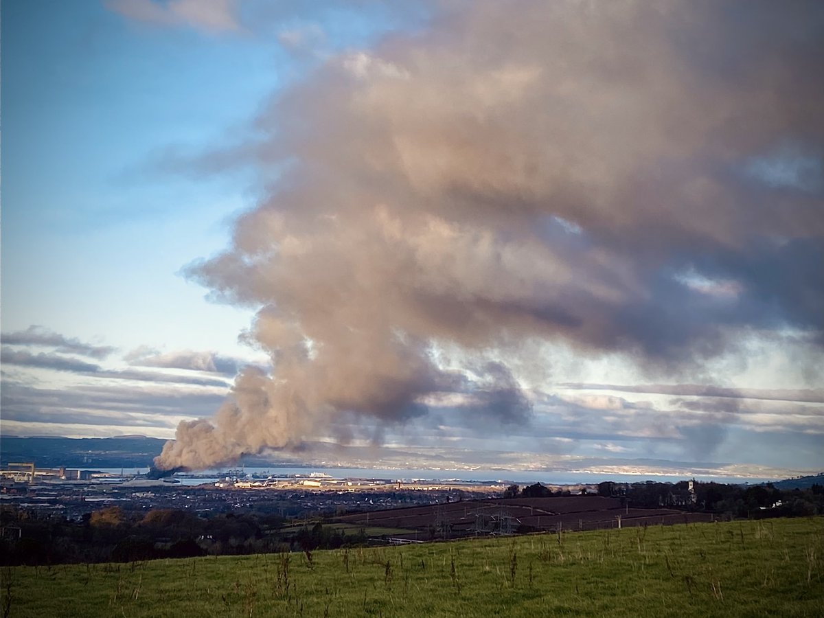 dm_mullan's tweet photo. View from Cregagh Glen this afternoon. Smoke from Belfast docks fire still filling the skies #Belfast #belfastdocks #fire https://t.co/gxbOMnm5Z3