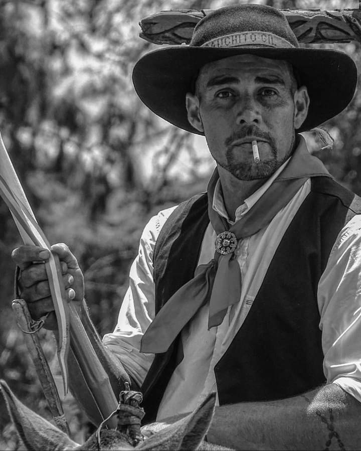 “Soy el grito de la yerra
de aprete y caña patrón
soy el silbo del peón
cuando la tropilla encierra
soy quien defiende su tierra
a través de un decimal, 
soy relincho de bagual, 
del reservado cabriolas, 
soy rastra, facón y bola
soy matera y soy corral."
-
📷  <a href="/rubenslombardo/">ruben d lombardozzi</a>