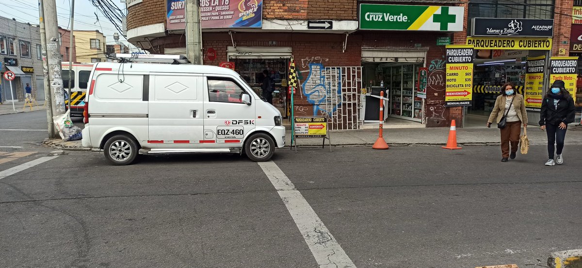 ViziondCiudad's tweet image. Las cebras (pasos peatonales)  están en riesgo
todos los conductores tienen su cuota de responsabilidad
Sea público o privado, hasta las autoridades correspondientes (policía, movilidad, espacio público, etc)
El uso desmedido de ROMPE TRÁFICO Y CONOS lo agrava más