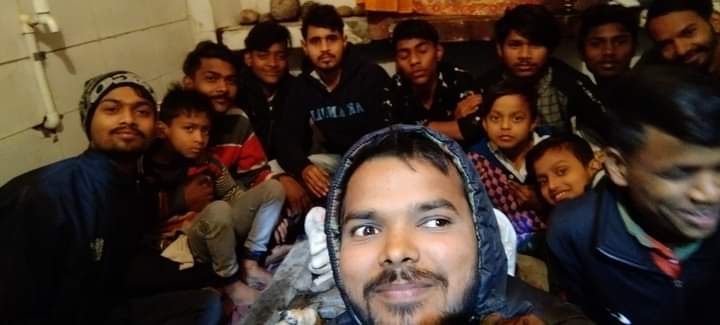 UmeshCh42301321's tweet photo. @sanket_katara @HinduEcosystem_ @4LuE7tZcWRfzRzh @Rss056 @rssद्वारा वार्ड नं 19 संगम विहार में कराई गई हनुमान चालीसा पाठ के कुछ दृश्य जिसमें छोटे बच्चों को भी धर्म के प्रति बताते हुए ताकि आगे चलकर वह भी अपने धर्म के प्रति ऐसे ही कार्य करें 🙏 https://t.co/gWB4jS7uio