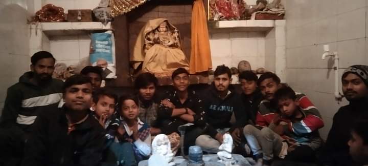 UmeshCh42301321's tweet photo. @sanket_katara @HinduEcosystem_ @4LuE7tZcWRfzRzh @Rss056 @rssद्वारा वार्ड नं 19 संगम विहार में कराई गई हनुमान चालीसा पाठ के कुछ दृश्य जिसमें छोटे बच्चों को भी धर्म के प्रति बताते हुए ताकि आगे चलकर वह भी अपने धर्म के प्रति ऐसे ही कार्य करें 🙏 https://t.co/gWB4jS7uio