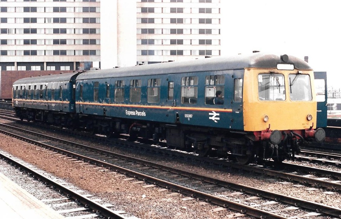SalopianLyne's tweet image. Leeds Station 12th May 1987
British Rail Cravens Class 105 2-car Parcels DMU set 53367+53369 pause on the old through lines. Most seats removed &amp;amp; BR Blue livery with Express Parcels stripes/branding.
#BritishRail #Leeds #Class105 #trainspotting #BRBlue #Parcels #DMU #Cravens 🤓