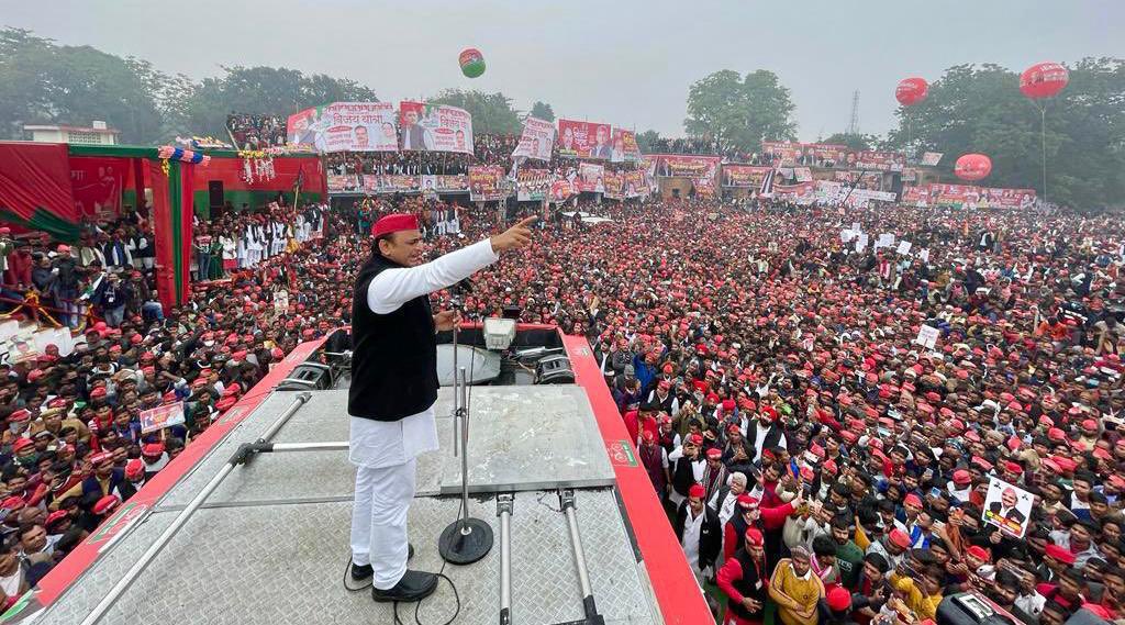 yadavakhilesh's tweet photo. उन्नाव से लेकर जा रहे हैं आशीर्वाद जीत का! धन्यवाद उन्नाववासियों के प्रेम का। 

भाजपा को हार का डर जितना बढ़ता जाएगा, दिल्ली से आनेवालों का सिलसिला भी उतना ही बढ़ता जाएगा। 

भाजपा की झूठी फ़ौज के ख़िलाफ़ हम एक हैं… उप्र की जनता भाजपा को हराने के लिए एकजुट है!

#बाइस_में_बाइसिकल https://t.co/ccIGHV29A8