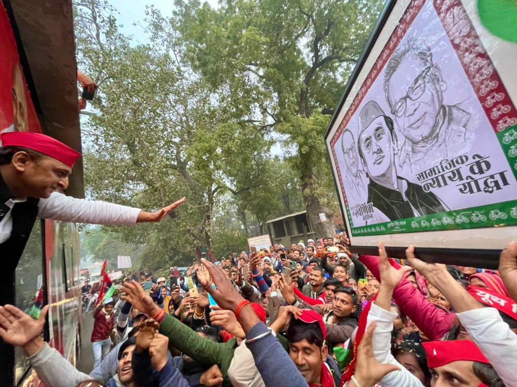 yadavakhilesh's tweet photo. उन्नाव से लेकर जा रहे हैं आशीर्वाद जीत का! धन्यवाद उन्नाववासियों के प्रेम का। 

भाजपा को हार का डर जितना बढ़ता जाएगा, दिल्ली से आनेवालों का सिलसिला भी उतना ही बढ़ता जाएगा। 

भाजपा की झूठी फ़ौज के ख़िलाफ़ हम एक हैं… उप्र की जनता भाजपा को हराने के लिए एकजुट है!

#बाइस_में_बाइसिकल https://t.co/ccIGHV29A8