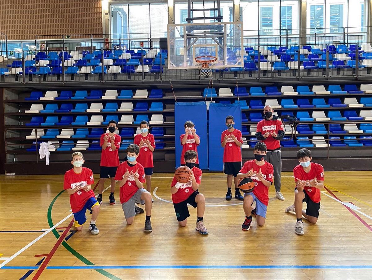 UESC_SantCugat's tweet photo. #CampusNadalUESC2021 ❄️ • DIA 1 i 2 🏀
Fotos dels equips del Campus amb la seva samarreta #JoinUESC 🙌🏼
🔴#GoUESC #CaminemJuntsUESC ⚫️ https://t.co/6Tw6iXbc8Q