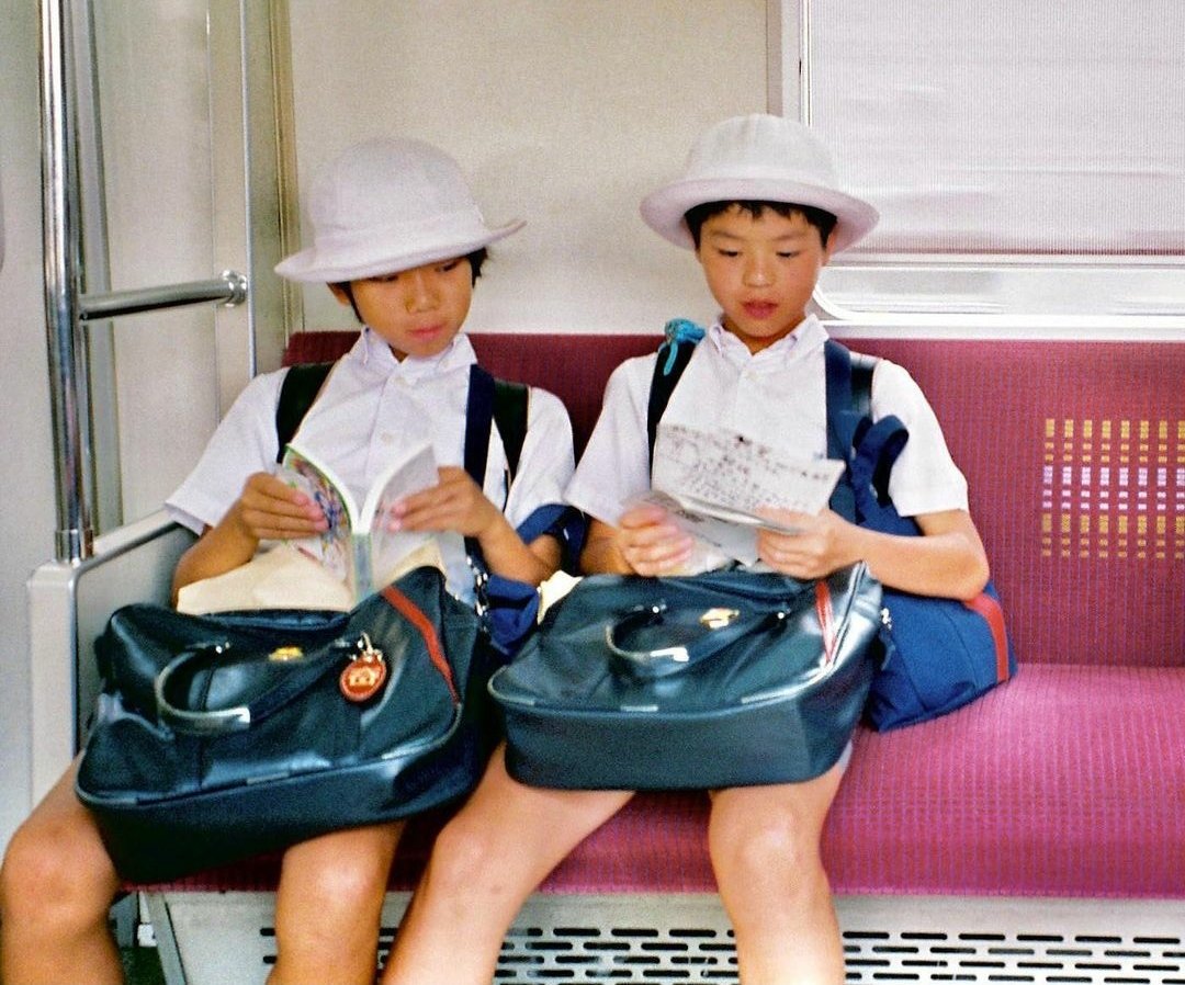 rawna_trb's tweet photo. #TokyoSpecial, school kids on the Tokyo subway 📚✏️🚉 #tokyo #35mm #streetphotography #rawna https://t.co/pK7oFaWxl7