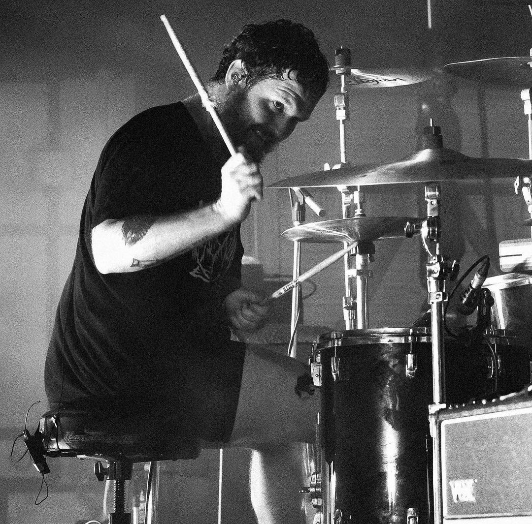 Feliz aniversário pro nosso menino baterista #MichaelRichards 📸🍻