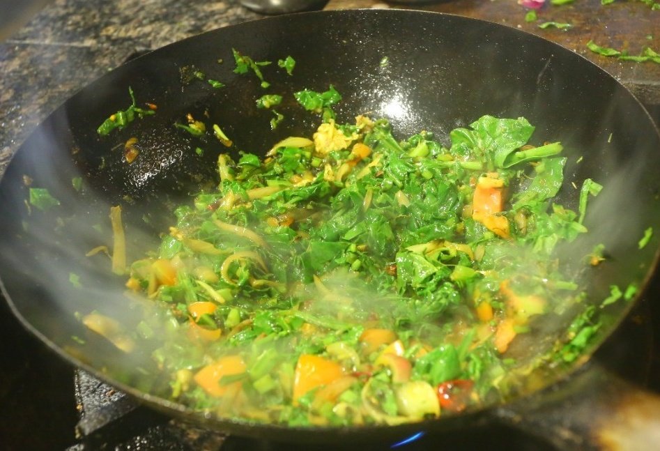 MasteerRecipes's tweet photo. झटपट बनवा ढाबा स्टाईल लासुणी पालक । Lasuni Palak । green veg sabzi । dry bhaji 
हिरव्यागार पालक पासून ताजी ताजी लसुनी पालक रेसिपी बनवा आणि त्याचा आस्वाद घ्या भाकरी चपाती रोटी बरोबर ढाबा स्टाईल लसुनी पालक रेसिपी आपल्या Masteer Recipes वर.

https://t.co/qArNcZxX4h
#lasunipalak https://t.co/y5uOWyA8QL