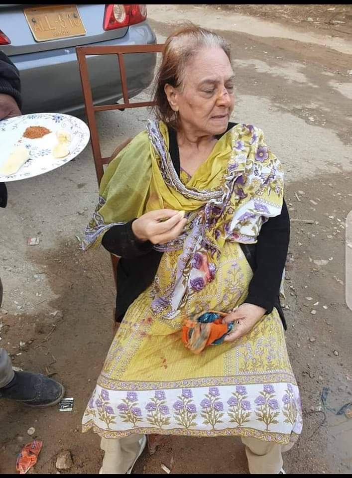 Aadiiroy2's tweet photo. یہ بزرگ خاتون گلشن بلاک 13 میں زبیری پارک کے قریب ہیں اور سڑک پر گرنے کے بعد اپنے یا خاندان سے متعلق کچھ بھی یاد نہیں کر پا رہی ہیں، انہیں صرف ایک نام یاد ہے مریم آسٹریلیا سے ہے... براہ کرم اس پوسٹ کو شیئر کریں. https://t.co/mngpBzebek
