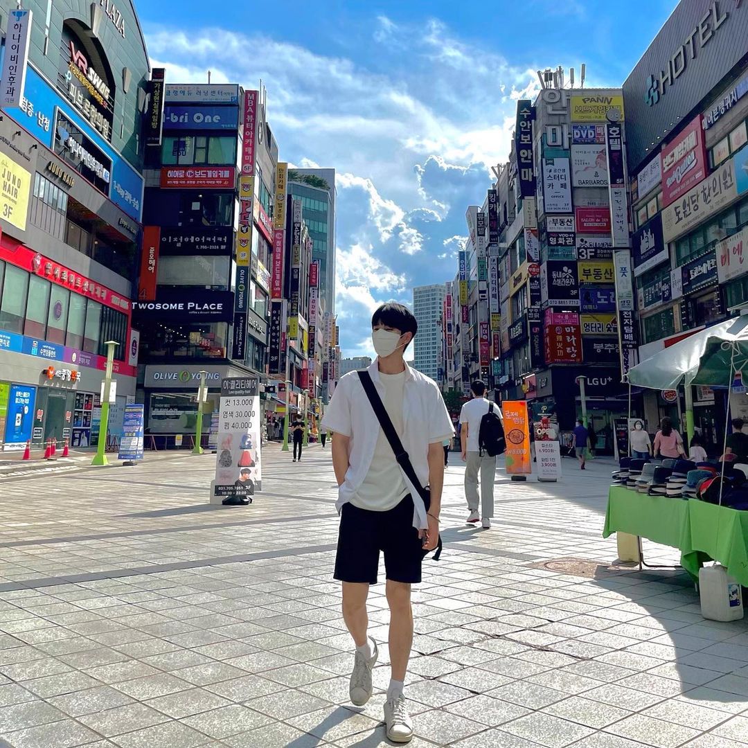 Junyong_Fanbase's tweet photo. ♡ INSTAGRAM ♡
22.12.21 

🇬🇧 It was summer and I'm living in winter ❤ 

🇫🇷 C’était l’été et désormais c'est l'hiver ❤ 

Cr. Instagram: @/junyong95 

🔗https://t.co/KgYiZ2xwRt 

ʚ @Noir__official 
ʚ Marion/ 🇬🇧&amp;🇫🇷 

#noir #느와르 #JUNYONG #이준용 #준용 #summer #winter #selfie https://t.co/qYAhmp1Eaj
