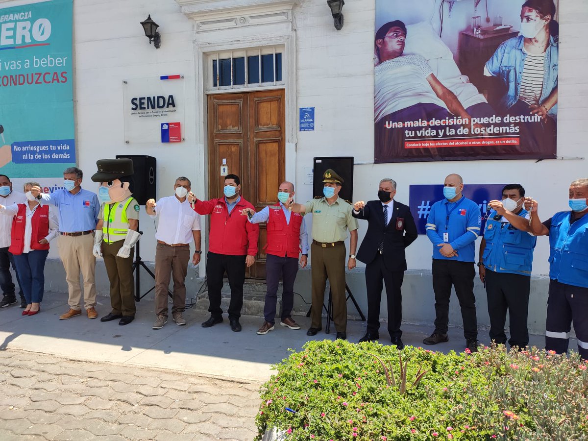 PDI_Tarapaca's tweet photo. Jefe Regional, Prefecto Cristian Lobos junto al Director Regional de @Senda_Tarapaca , y a otras autoridades se reúnen en la ceremonia “Pasa las Llaves”, llamando a la prevención de siniestros viales por consumo de drogas y alcohol. https://t.co/AWhdDGlkqP