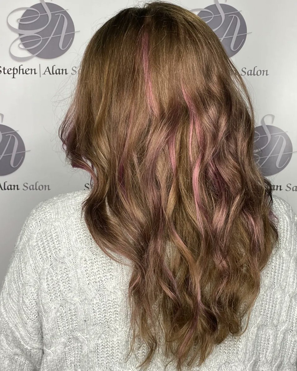 Pop of pink 🎀 By Hannah!