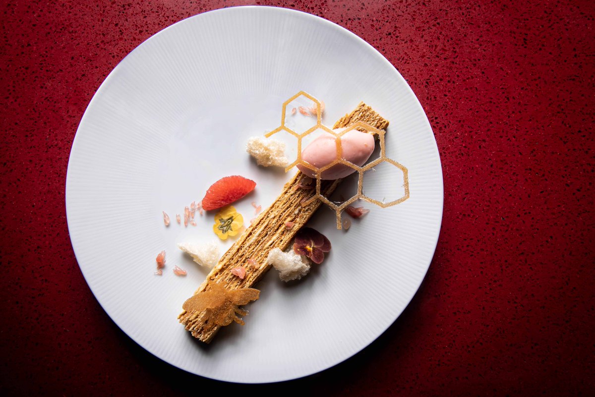 The dessert selection at #BazaarMeat Chicago has us buzzing. 🍯 Discover something sweet: fal.cn/3kXrK.