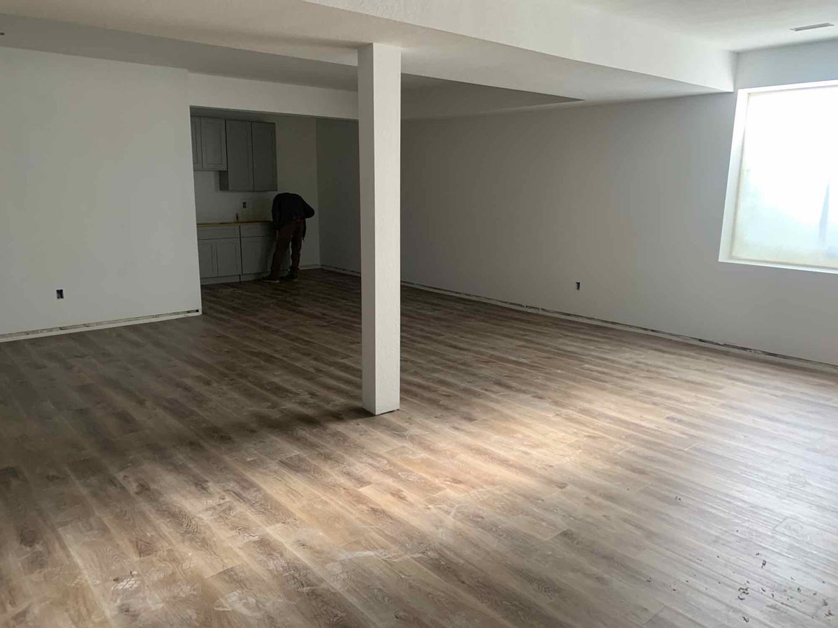 BakerBuildersCO's tweet photo. Things are moving along quickly on our custom home in Milliken, CO. The exterior of the house has been painted. Inside the drywall has been hung and textured. Cabinets and flooring are being installed, and the metal roof above the front porch is complete.

#contractor #customhome https://t.co/dPXEd0HsJp