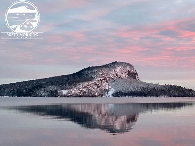 MHLinfo's tweet photo. At Misty Morning Cottages, stay in the cutest little cottage just steps away from the lake. ✨🌲 Explore nature, have fun on the water &amp; spend time with family against the backdrop of the breathtaking Moosehead Lake region! 
https://t.co/TUYEdFIsai
 📸: Misty Morning Cottages https://t.co/9agHYpk2Ai